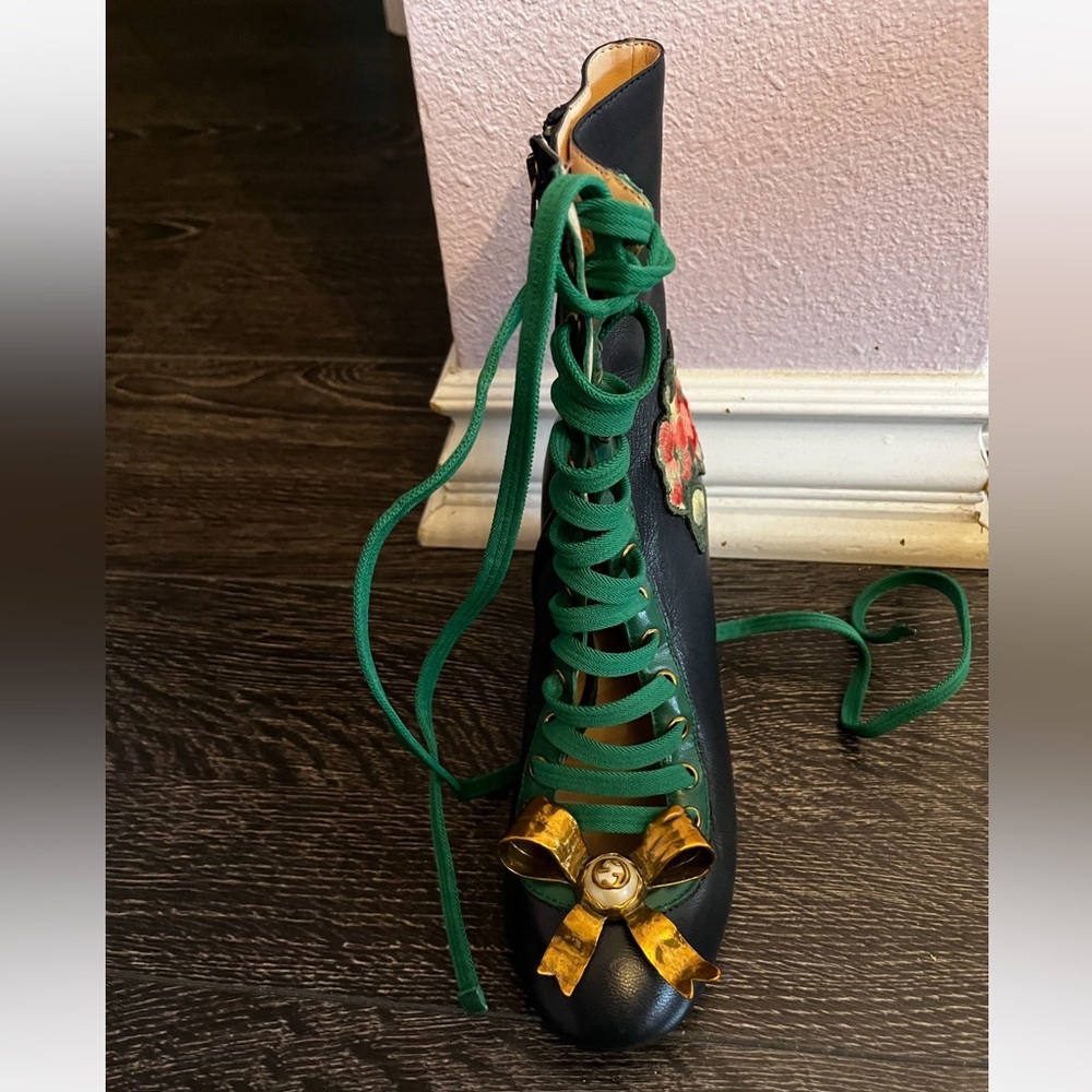 GUCCI Beautiful timeless Gucci booties. Navy. Leather. Floral embroidery.